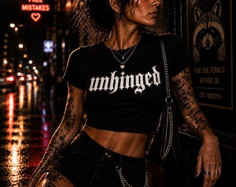 Unhinged Baby Tee Gothic Crop Top Soft Goth Alt Mädchen Grafik Shirt