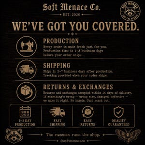 Op de afbeelding: Een donkerbruine afbeelding met de tekst "Soft Menace Co. EST. 2026" en "WE'VE GOT YOU COVERED." Het bevat pictogrammen en tekst over productie, verzending en retourneren. Een wasbeer en een mot zijn ook afgebeeld.
