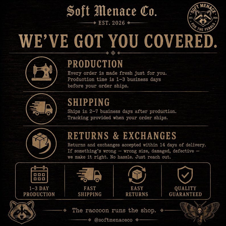 Op de afbeelding: Een donkerbruine afbeelding met de tekst "Soft Menace Co. EST. 2026" en "WE'VE GOT YOU COVERED." Het bevat pictogrammen en tekst over productie, verzending en retourneren. Een wasbeer en een mot zijn ook afgebeeld.
