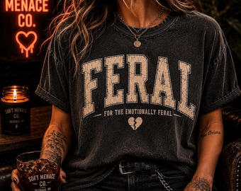 Feral Shirt Collegiate Style, lustiges Tier T-Shirt, Dark Humor Kleidung, Alt Girl Comfort Farben