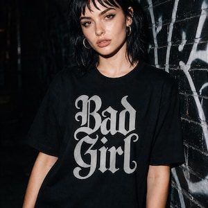 Camiseta Bad Girl, Camiseta Gótica com Estampa da Comfort Colors, Estilo Feminino Escuro e Tamanho Grande imagem 1
