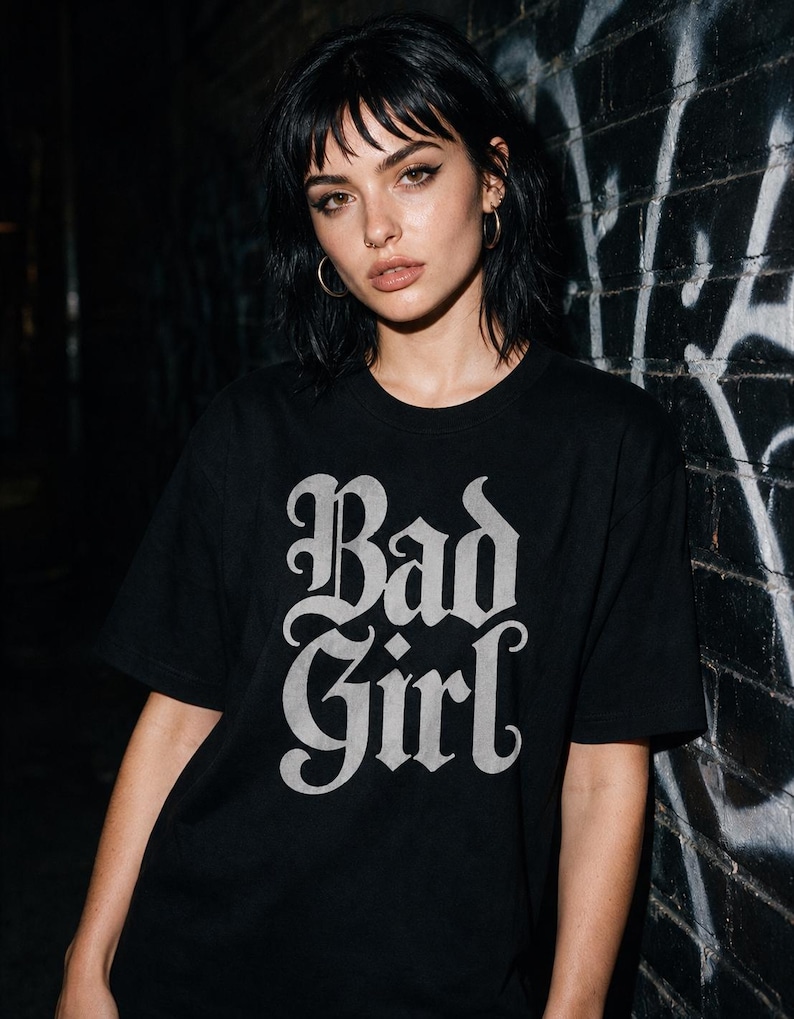 Camiseta Bad Girl, Camiseta Gótica com Estampa da Comfort Colors, Estilo Feminino Escuro e Tamanho Grande imagem 1