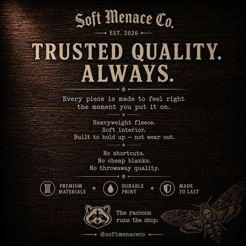 Op de afbeelding: Donkere houten achtergrond met de tekst "Soft Menace Co. EST. 2026" en "TRUSTED QUALITY. ALWAYS." Extra tekst beschrijft de kwaliteit van de producten. Bevat illustraties van een garenklos, een druppel vloeistof, een schild, een wasbeer en een mot.