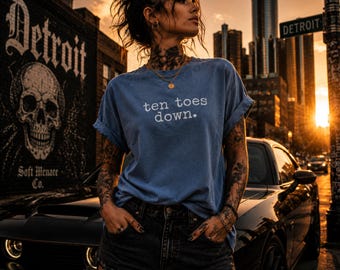 Zehn Zehen Down Shirt, Tattoo Girl Grafik T-Shirt, Komfort Farben Shirt, Streetwear Tshirt