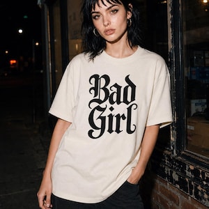 Camiseta Bad Girl, Camiseta Gótica com Estampa da Comfort Colors, Estilo Feminino Escuro e Tamanho Grande imagem 2