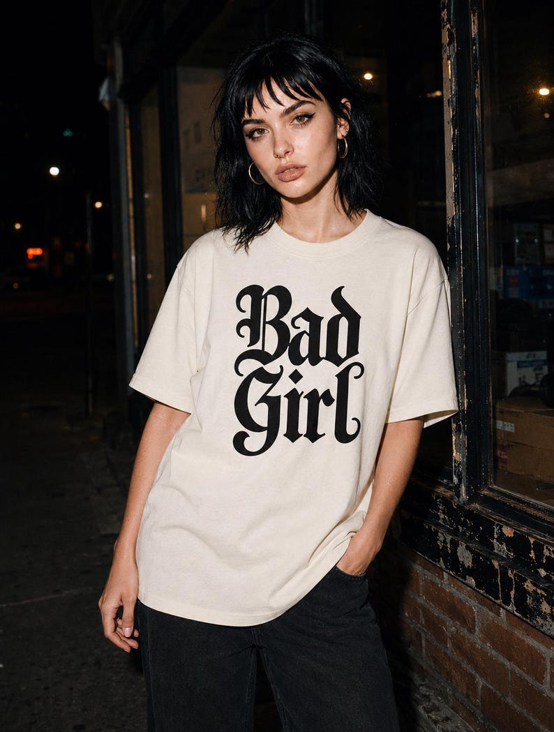 Camiseta Bad Girl, Camiseta Gótica com Estampa da Comfort Colors, Estilo Feminino Escuro e Tamanho Grande imagem 2