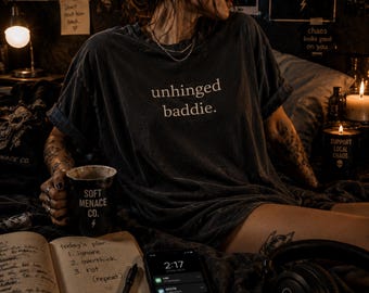 Baddie Shirt Unhinged Baddie, lustiges sarkastisches Womans T-Shirt, dunkle Humor Kleidung, Komfort Farben Tshirt