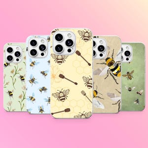 Puede incluir: Cinco fundas para smartphone dispuestas en fila, cada una con un diseño único de abejas. Las fundas muestran varios patrones que incluyen ilustraciones de abejas, cucharones de miel, estructuras de panal y elementos florales en tonos amarillos, azules y verdes.