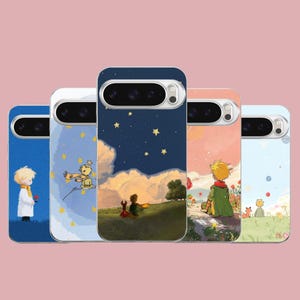 Könnte beinhalten: Fünf Smartphone-Hüllen mit Illustrationen einer kleinen blonden Figur und eines Fuchses in verschiedenen Umgebungen, darunter sternenklare Nachthimmel, grüne Wiesen und sanfte Pastelllandschaften, jeweils mit Aussparung für die Kamera.