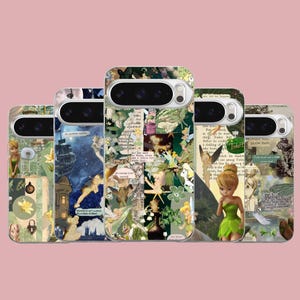 Peut inclure: Cinq coques de smartphone arborant des designs en style collage avec des images de la Fée Clochette, des motifs floraux, des pages de livres anciens et des extraits de texte comme "All you need is faith, trust and a little bit of pixie dust".