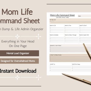 以下が含まれることがあります： ベージュの背景に、印刷可能なMom Life Command Sheet。シートには、タスク、目標、メモのセクションが含まれています。「Mom Life Command Sheet」と「Brain Dump & Life Admin Organzier」と書かれています。2本のゴールドペンが含まれています。