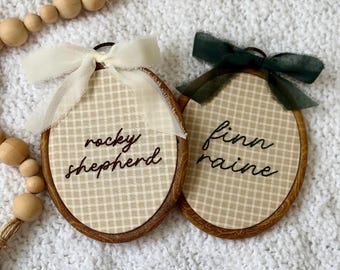 Anpassad handbroderad namnring: Barnrumsdekor, Namnmeddelande till bebis, Babyshowerpresent, Bröllopspresent