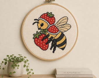 Schema per punto croce con ape e fragola / Kawaii Cottagecore, Natura (Download PDF)