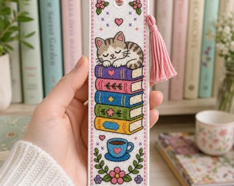 Schema per punto croce di un gatto addormentato sui libri / Kawaii Cottagecore, regalo per gli amanti della lettura (download in PDF)