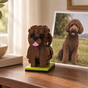 Könnte beinhalten: Eine aus Kunststoff-Bausteinen gefertigte Hundefigur mit schwarzen runden Augen und einer rosa Zunge, die auf einer rechteckigen, limettengrünen Basis steht. Daneben befindet sich ein quadratisches Foto eines braunen Hundes mit lockigem Fell.