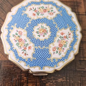 Vintage Stratton Compact: blauw geschulpt en bloemenemaille
