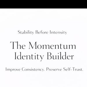 Può includere: Sfondo bianco con testo nero che recita "Stabilità prima dell'intensità" e "The Momentum Identity Builder". È presente anche il testo "Migliora la coerenza. Preserva la fiducia in te stesso".