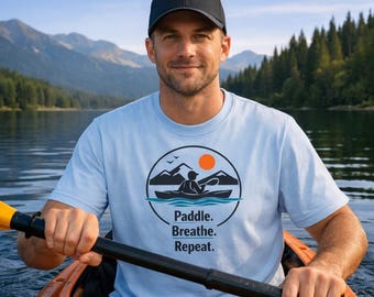 Minimalist Kayak T-Shirt – Line Art Paddling Shirt – Outdoor Nature Tee – Gift for Kayakers – Unisex Adventure Apparel