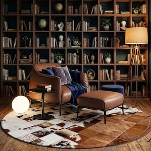 Peut inclure: Un coin lecture confortable avec un fauteuil en cuir marron, un pouf et un tapis rond en peau de vache. Une bibliothèque en bois sombre remplie de livres et d'objets décoratifs crée une atmosphère chaleureuse. Une lampe de sol et une lampe sphérique éclairent.