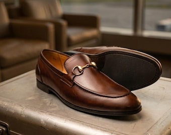 Mocasines de cuero marrón hechos a mano para hombre / Zapatos sin cordones de estilo italiano clásico con detalle de estribo / Zapatos de vestir formales de lujo, regalo de aniversario para él.