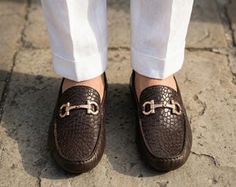 Mocasines de conducir para hombre de piel marrón oscuro con relieve de cocodrilo y detalle dorado / Mocasines de lujo hechos a mano de estilo italiano para él.