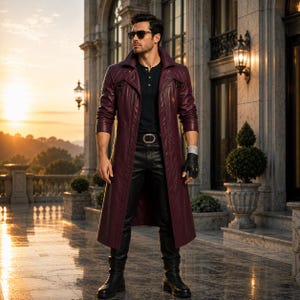 Peut inclure: Un long manteau en cuir bordeaux avec un col cranté et des boutons. Le manteau est porté avec un pantalon en cuir noir, des bottes et une chemise noire. La personne porte des lunettes de soleil et un gant noir.