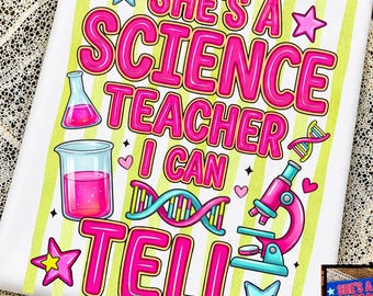 Lustige PNG-Datei einer Naturwissenschaftslehrerin, „Sie ist eine Lehrerin, das merkt man“, Sublimationsdruck zum Schulanfang für Lehrer, Geschenk zur Wertschätzung von Lehrern, PNG-Datei eines schicken Klassenzimmers