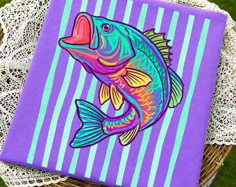 PNG de pez lubina retro, gráfico de pesca en tonos pastel, diseño de lago costero preppy, diseño de camiseta de pesca de verano, PNG de sublimación