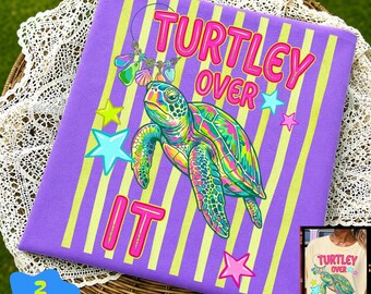 Turtley Over It Png, Tortuga Rayada Png, Tortuga Marina Preppy Png, Verano Retro Png, Verano Sarcástico Png, Tortuga Divertida Png, Playa de Verano Png