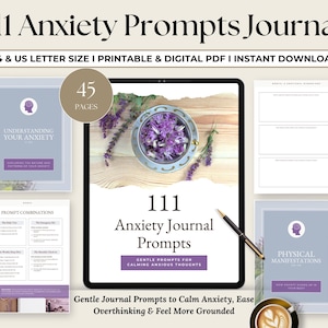 Puede incluir: Diario de ansiedad titulado "111 Anxiety Prompts Journal". La imagen muestra una tableta que muestra la portada del diario, otras páginas y una taza de café. El diario está diseñado para ayudar a calmar la ansiedad y facilitar la reflexión.