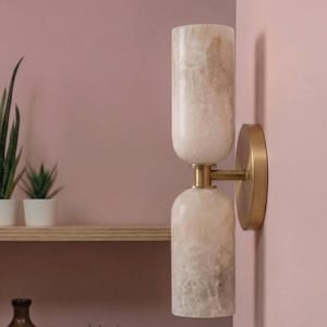 Handgjord dubbelvägglampa i mässing | Badrumslampa i alabaster | Vägglampa i modern stil i mitten av århundradet