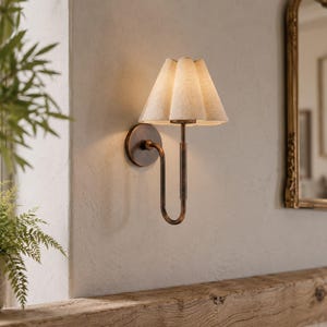 Aplique de pared artesanal de latón ennegrecido antiguo con pantalla de tela plisada: elegante iluminación interior de estilo moderno de mediados de siglo para la decoración del hogar.