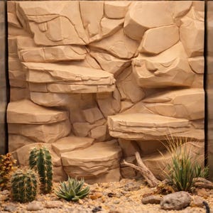 Könnte beinhalten: Ein Diorama einer Wüstenlandschaft mit einer Sandsteinmauer, Kakteen und einem Skorpion. Die Felswand ist hellbraun mit geschnitzten Details. Die Kakteen sind grün und der Sand ist hellbraun. Ein kleiner schwarzer Skorpion befindet sich im Vordergrund.
