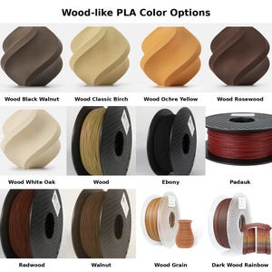 Pu&ograve; includere: Un'immagine che mostra varie opzioni di colore PLA effetto legno. L'immagine mostra campioni di diversi colori, tra cui Wood Black Walnut, Wood Classic Birch, Wood Ochre Yellow, Wood Rosewood, Wood White Oak, Wood, Ebony, Padauk, Redwood, Walnut, Wood Grain e Dark Wood Rainbow.