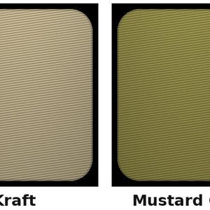 Pu&ograve; includere: Quattro campioni quadrati che mostrano diversi colori. Da sinistra a destra, i colori sono Malt Clay, Kraft, Mustard Green e Ash Grey. Ogni campione ha una superficie strutturata e angoli arrotondati. I nomi dei colori sono scritti sotto.