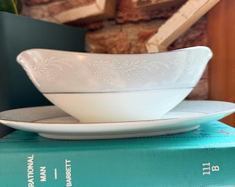 Salsiera vintage Noritake con sottopiattino Laureate 5651 in porcellana bianca, stile metà secolo, Giappone.