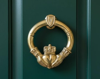 Battente per porta Claddagh in ottone vintage, nuovo nella confezione originale, decorazione con cuore irlandese, corona e mani.