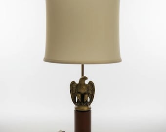 Lampada da tavolo vintage in ottone massiccio con aquila americana, decorazione patriottica di grande effetto.
