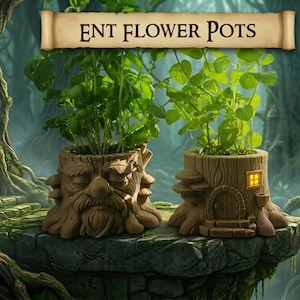 Puede incluir: Dos macetas Ent caprichosas, una con una cara y la otra con una puerta y una ventana, están llenas de plantas verdes. Las macetas son marrones y se asientan sobre una superficie de piedra, con un fondo de bosque. La pancarta de arriba dice "ENT FLOWER POTS".