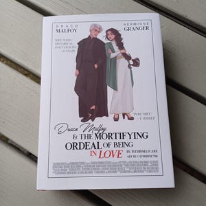 Könnte beinhalten: Ein Buchcover mit Illustrationen von Draco Malfoy und Hermine Granger. Der Titel lautet "Draco Malfoy & The Mortifying Ordeal of Being in Love." Der Text enthält "Rife with Historical Inaccuracies - S. Snape" und "Pure Shit - T. Riddle."