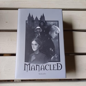 Op de afbeelding: Een boekomslag met de titel "MANACLED" in een vet, gestileerd lettertype. De omslag toont een grijswaardenillustratie van verschillende figuren, waaronder een persoon met een capuchon en een persoon met wit haar. De naam van de auteur, SenLinYu, staat onder de titel.