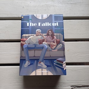 Può includere: Un libro intitolato "The Fallout" con un'illustrazione di due persone su un divano. La copertina presenta un uomo e una donna, con il testo "Every Thursday" in basso. Il libro è ambientato su uno sfondo azzurro.
