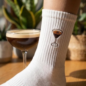 Espresso Martini Socken Lustige Socken mit Cocktail Stick – Geschenkidee für Cocktail- / Kaffee Fans, One-Size Socken für Freunde & Familie