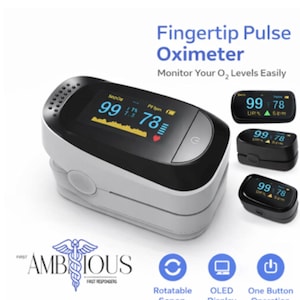 Peut inclure: Un oxymètre de pouls à bout de doigt blanc et noir avec un écran OLED affichant des lectures de 99% et 78 bpm. L'appareil dispose d'un bouton d'alimentation et est étiqueté "Fingertip Pulse Oximeter". D'autres oxymètres plus petits sont présentés.