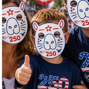 Peut inclure: Une famille portant des masques et des chemises patriotiques célébrant le 4 juillet. Les masques sont blancs avec des accents rouges et bleus, avec une étoile et le chiffre 250. Les chemises ont un motif 250 avec le drapeau américain.