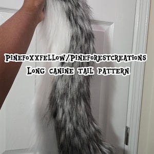 Könnte beinhalten: Ein langer Hunde-Schwanz aus Kunstfell mit zweifarbigem Muster, weiß auf der Unterseite und einer Mischung aus Schwarz, Grau und Weiß auf der Oberseite. Der Text PINEFOXXFELLOW/PINEFORESTCREATIONS LONG CANINE TAIL PATTERN ist über das Bild gelegt.