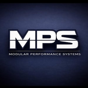 以下が含まれることがあります： 画像には、白とグレーの「MPS」のロゴと、その下に「MODULAR PERFORMANCE SYSTEMS」という文字が表示されています。ロゴは濃い青色のグラデーションの背景に配置されています。