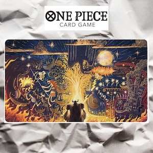 Puede incluir: Alfombrilla de juego rectangular para el juego de cartas One Piece. La alfombrilla presenta una ilustración detallada y colorida con un cielo nocturno, un gran árbol y varias figuras. Las palabras "ONE PIECE CARD GAME" están impresas en la parte superior.