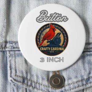 Puede incluir: Un botón blanco con la palabra "Button" en cursiva. El botón presenta una ilustración de un cardenal rojo dentro de un diseño de hoja de sierra circular. También está presente el texto "Crafty Cardinal - LLC" y "3 INCH" (7.6 cm).