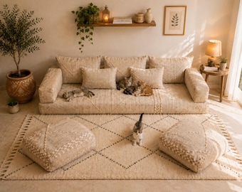 Verleihen Sie Ihrem Zuhause mit unserem handgefertigten Zanafi-Bodensofa einen Hauch authentischer marokkanischer Wärme und Eleganz.